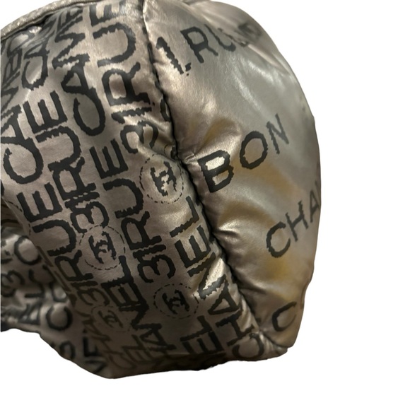 Chanel Silver 31 Rue Cambon Hobo Bag. In good condition. Minimal wear - Picture 7 of 16